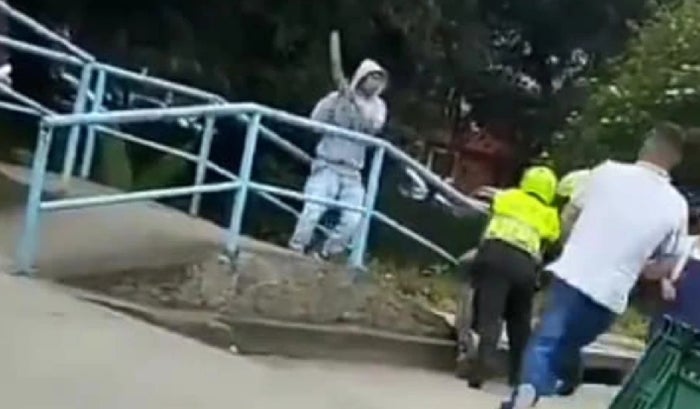 Murió joven que fue golpeado con un palo y frente a policías en La Calera