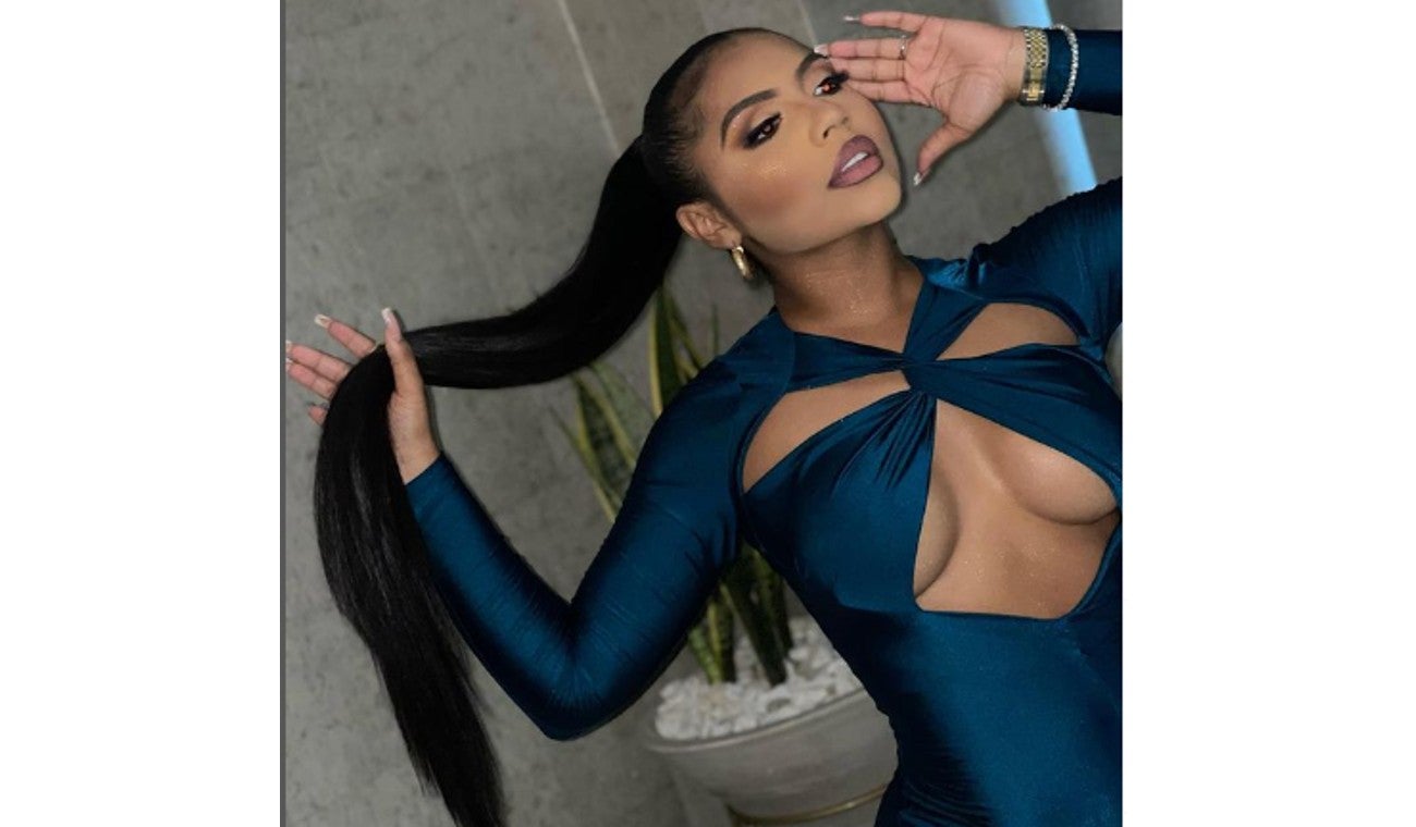 Natalia Curveelo - Cantante de vallenato