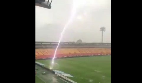 Rayo impactó en uno de los arcos del estadio El Campin
