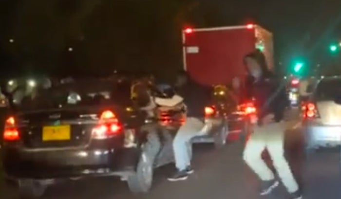 Sujetos atracan carro en la Avenida Boyacá con 13