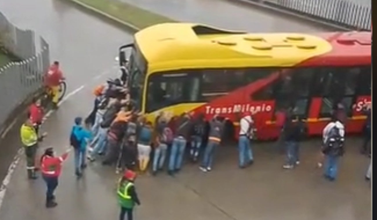 Transmilenio se quefa varado en plena hora pico