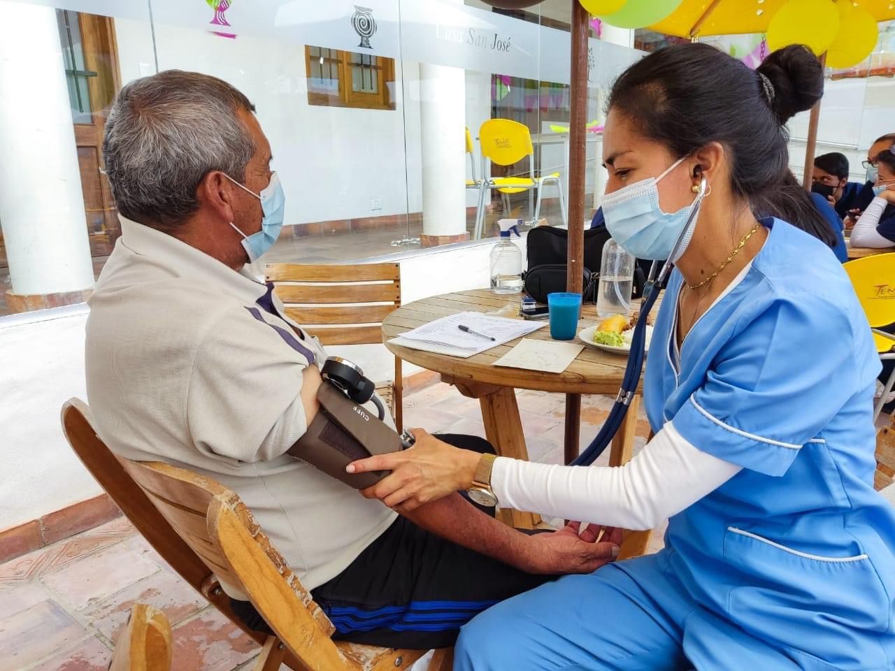 Puerta a puerta, en Tenjo lideran campaña de salud para los más vulnerables
