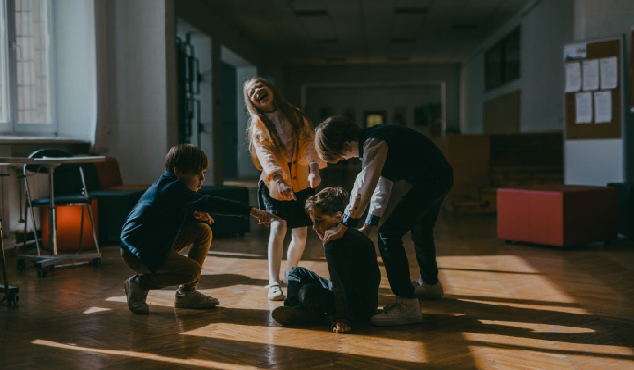 Mamá entró al aula de clases a defender a su hijo.