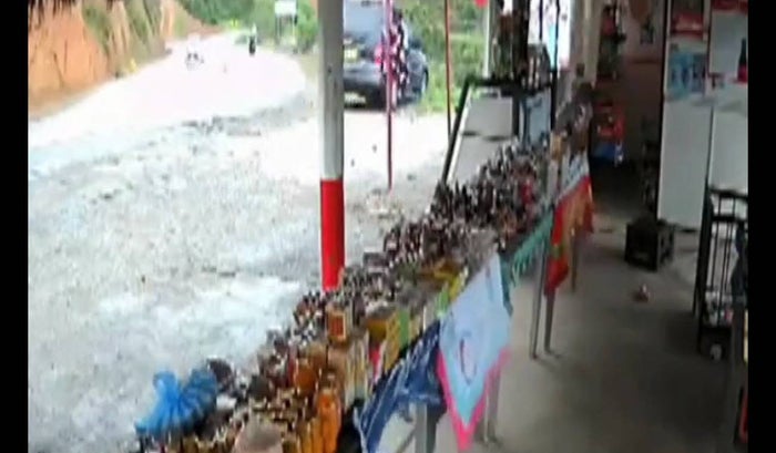 Carro se va por abismo en Cañón del Chicamocha