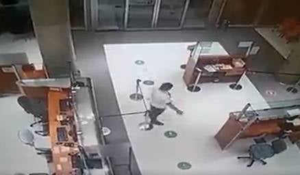 Celador captado hablando con fantasma