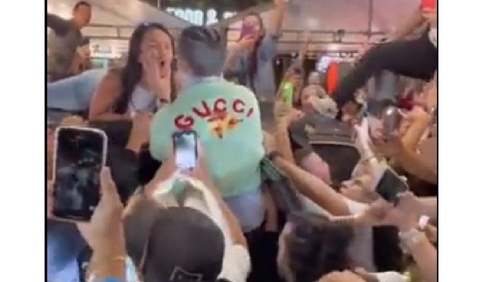 Fan se montó encima del techo de carro de Bad Bunny para darle un beso