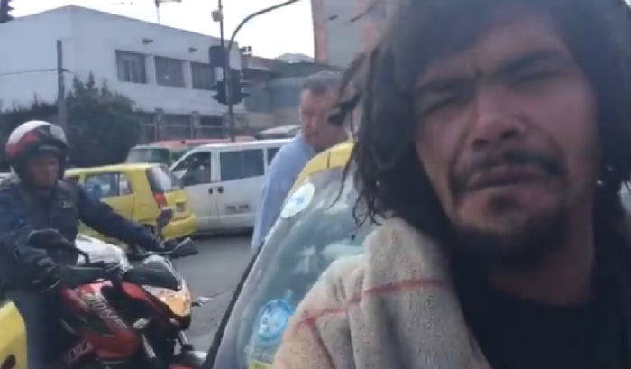 Habitante de calle hace de agente de tránto en Bogotá