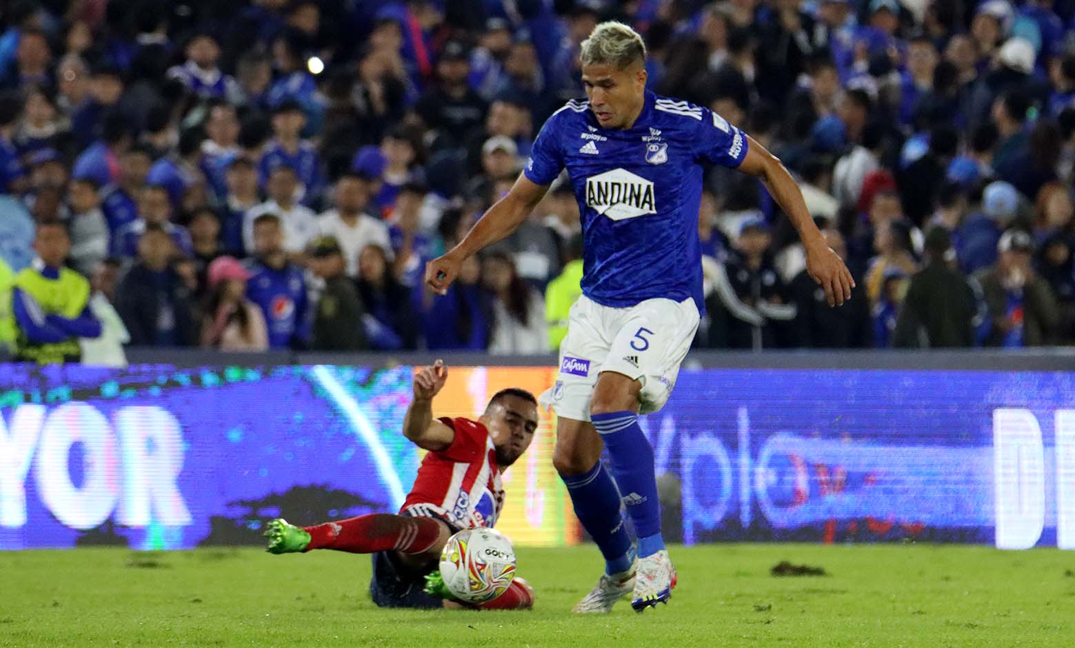 Jugador de Millonarios haciendo jugada