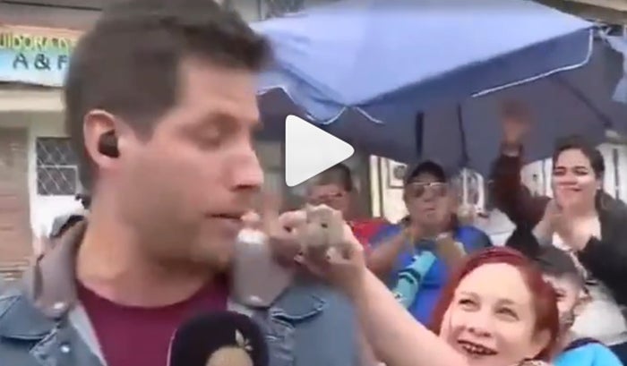 Periodista Juan Esteban vivió susto cuando le pusieron una rata en el hombro