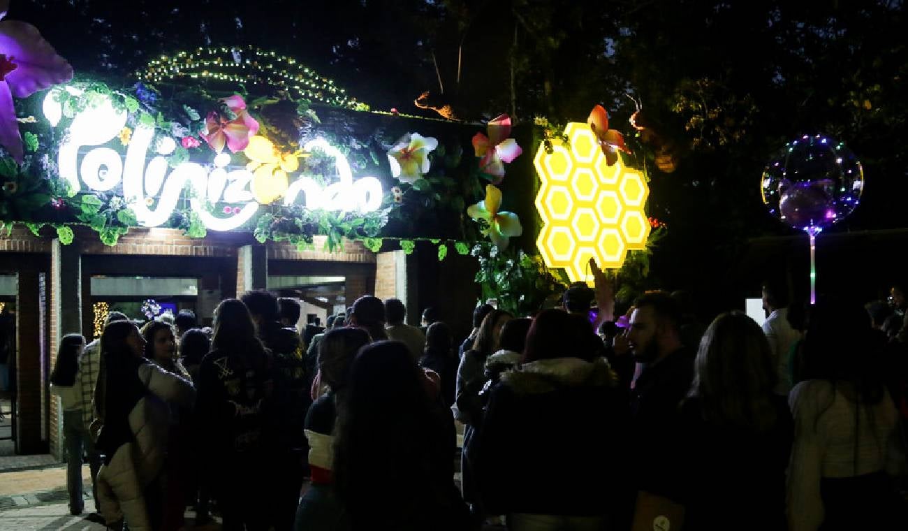 Polinizando, alumbrado en el Jardín Botánico