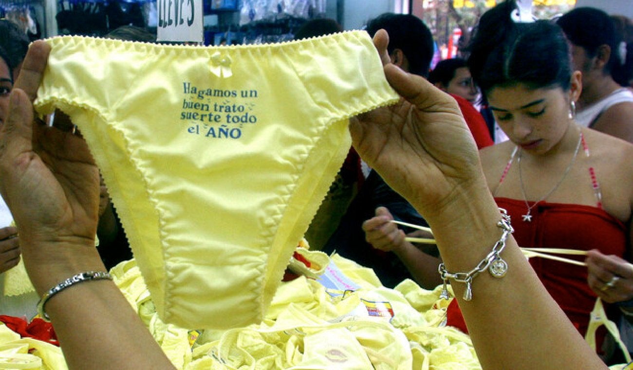 Mujer exhibe ropa íntima amarilla en almacén