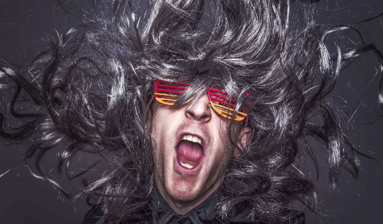 Hombre con gafas y cabello desordenado