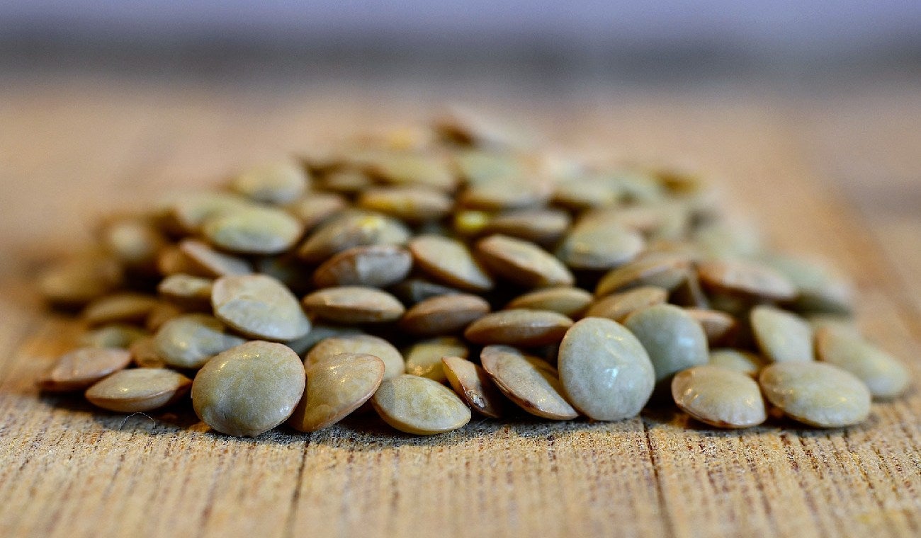 Lentejas regadas encima de una mesa
