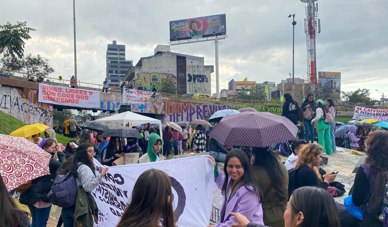 Mujeres reunidas para marchar