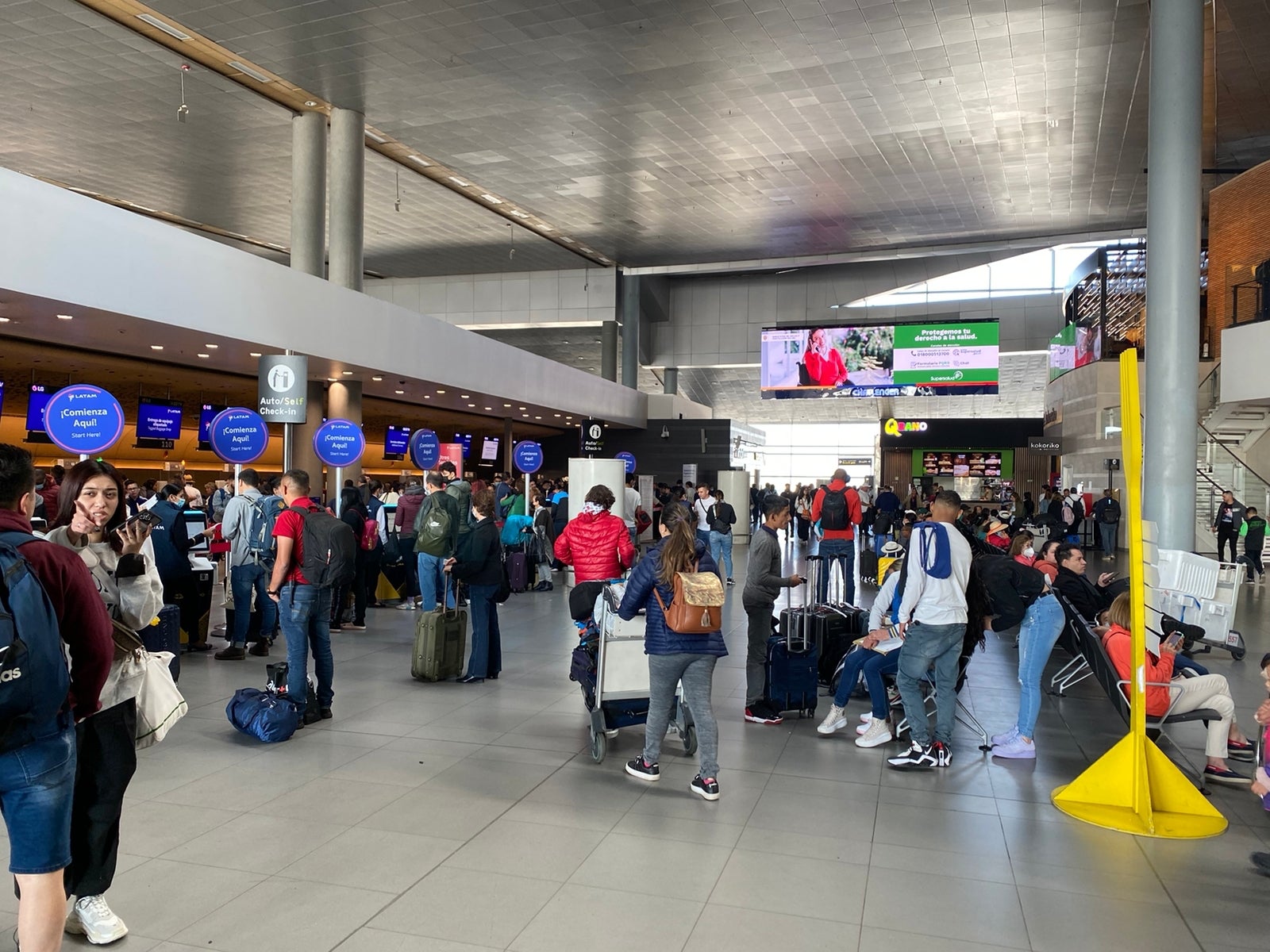 Personas en el aeropuerto El Dorado