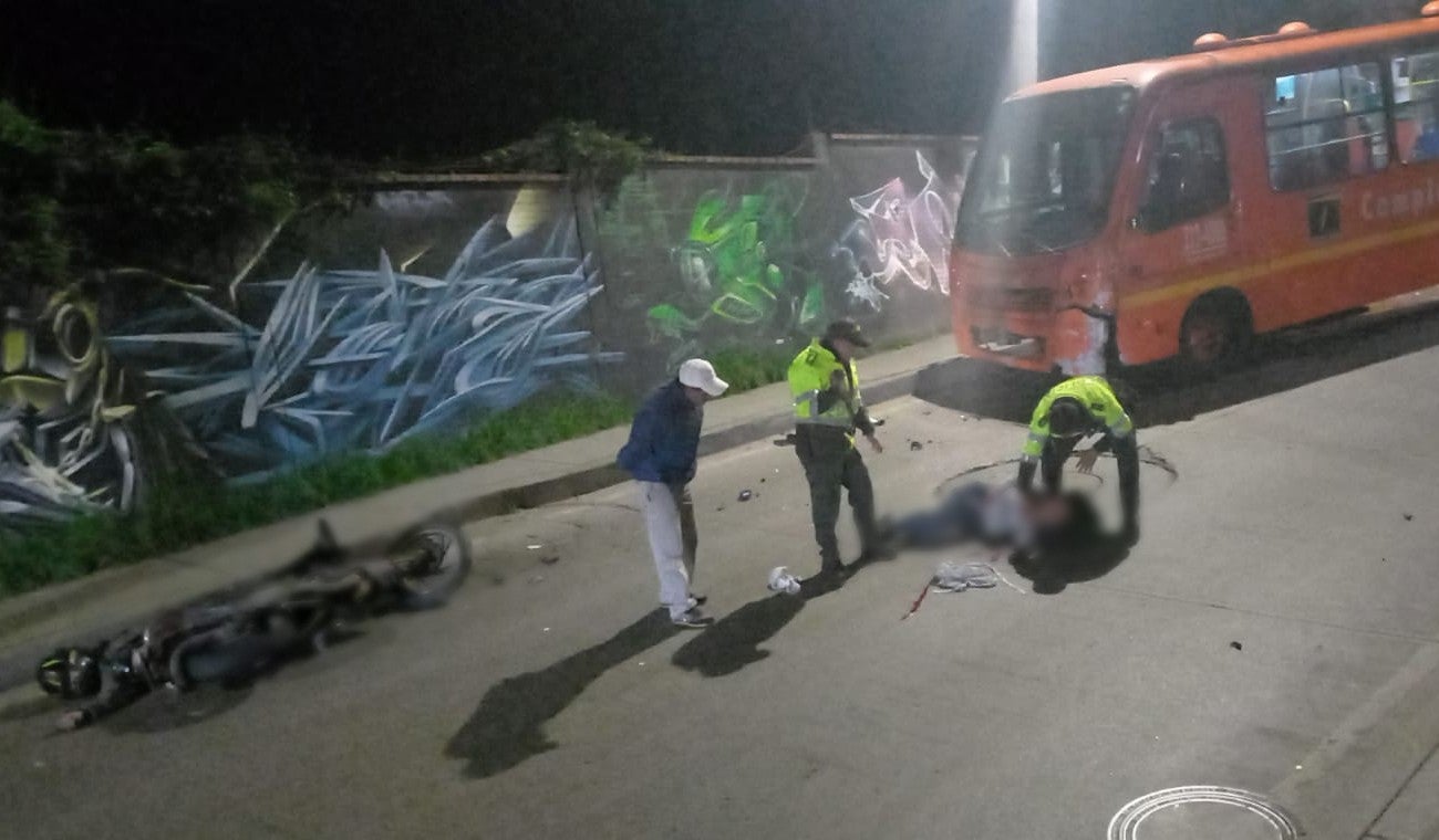 Moto chocó con SITP: una persona muerta y otra herida