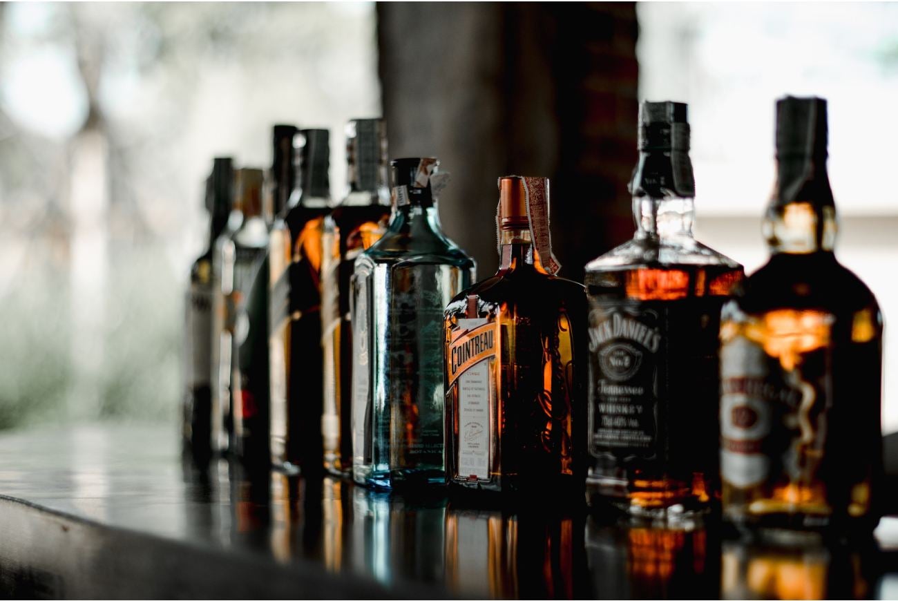 Varias botellas de licor en un mesa