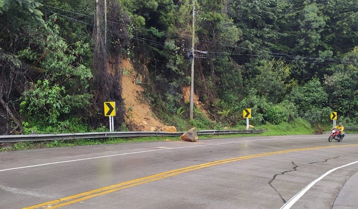 Caída roca en vía Bogotá - La Calera