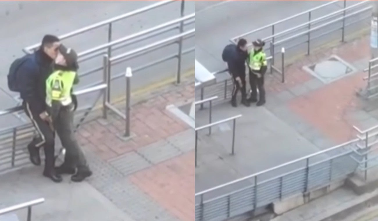 Celador y policía besándose