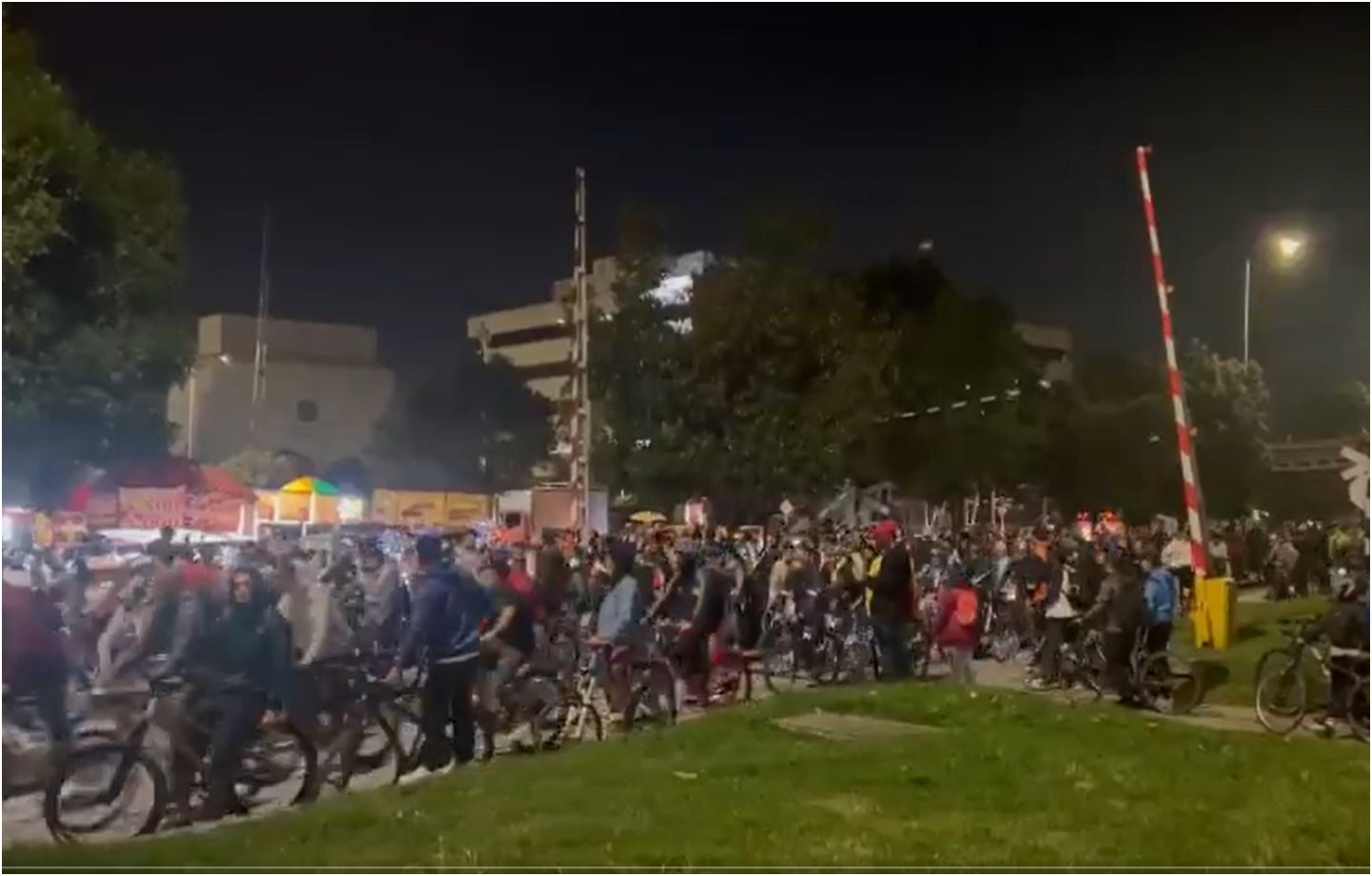 Trancón de bicicletas en plena ciclovía nocturna