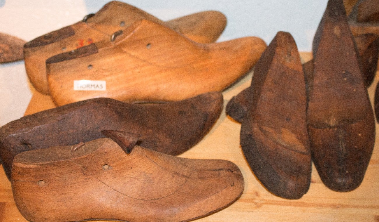 Cómo ajustar las hormas de los zapatos