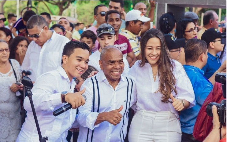 Miguel morales con sus dos nietos hijos de kaleth morales