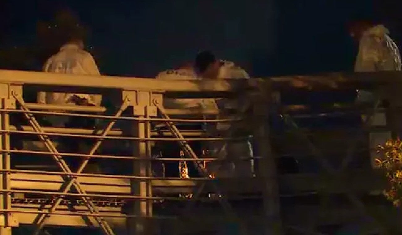 Hombre se lanzó de un puente vehicula en Suba