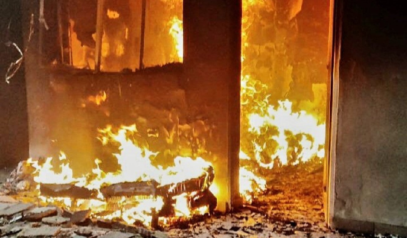 Mujer se quedó dormida en medio de un incendio mientras todos evacuaban