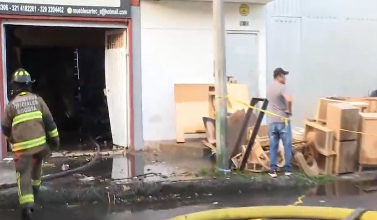 Incendio en fábrica de muebles en Barrios Unidos