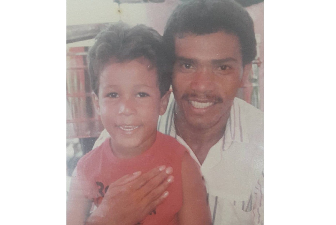Fotografía de Kaleth Morales de niño y su padre