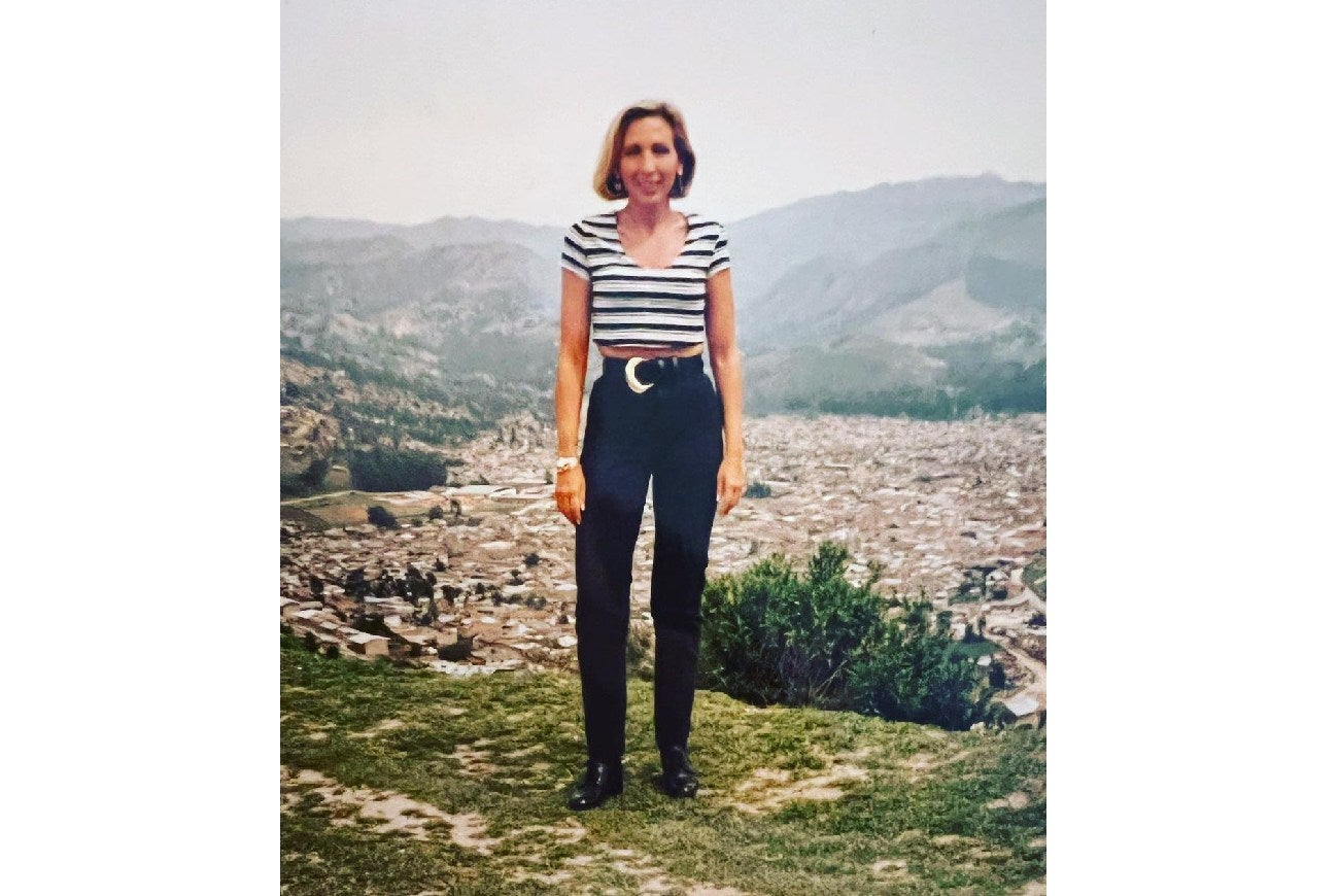 Fotografía de Laura Bozzo, la presentadora peruana, cuando era joven