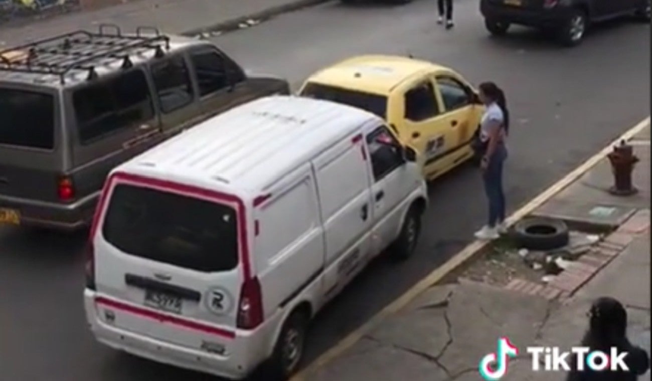 Conductores se pusieron a “jugar” carros chocones en Bogotá, pero con una camioneta y un taxi