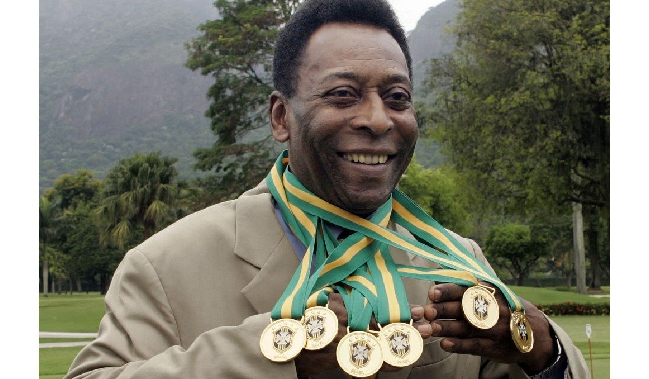 Futbolistas rinden homenaje a Pelé