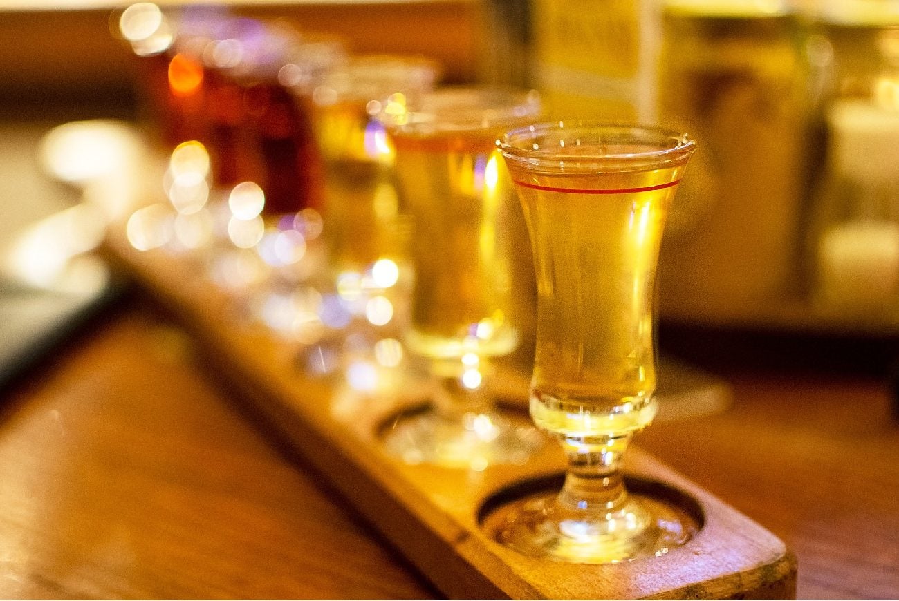 Trago de licor en una mesa