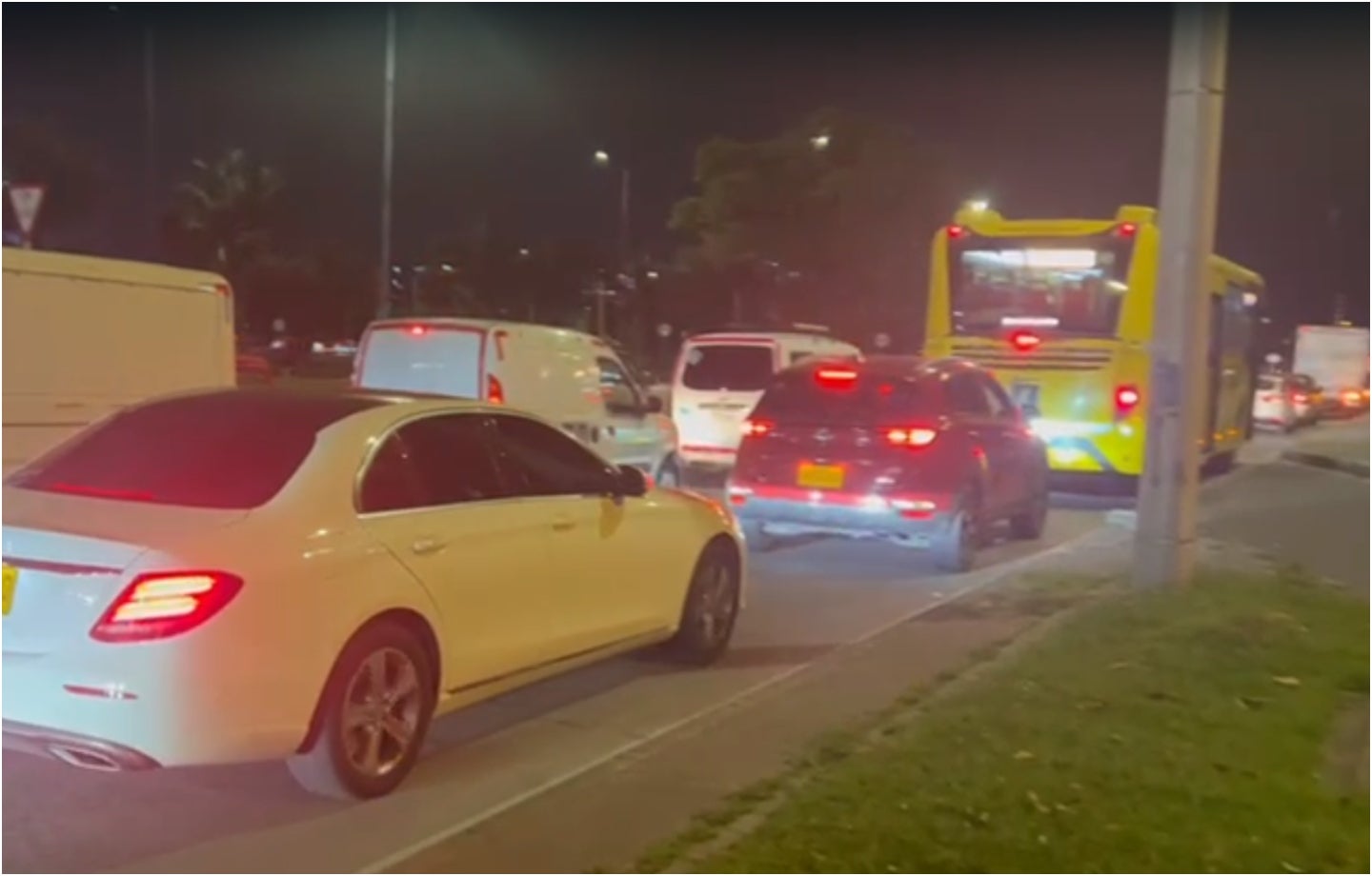 Tráfico en Engativá colapsa: rutas de TransMilenio tiene varados a usuarios