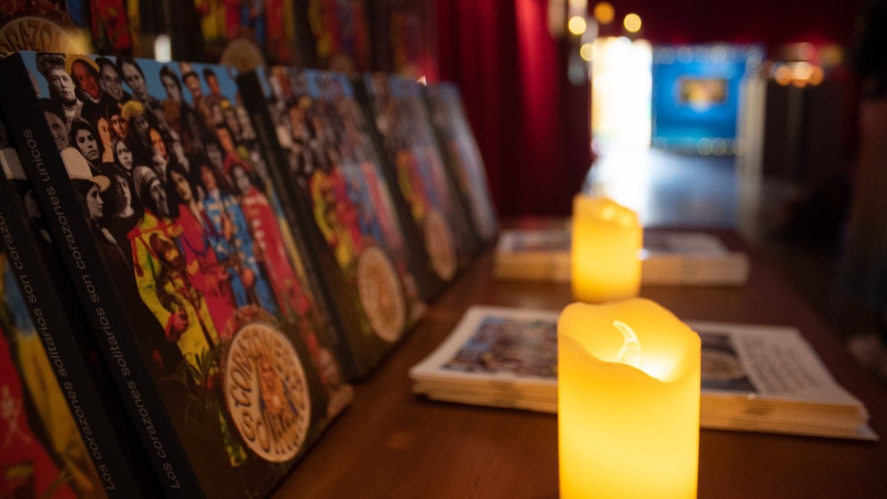 Corazones Solitarios la nueva exposición de arte Kitsch en Bogotá