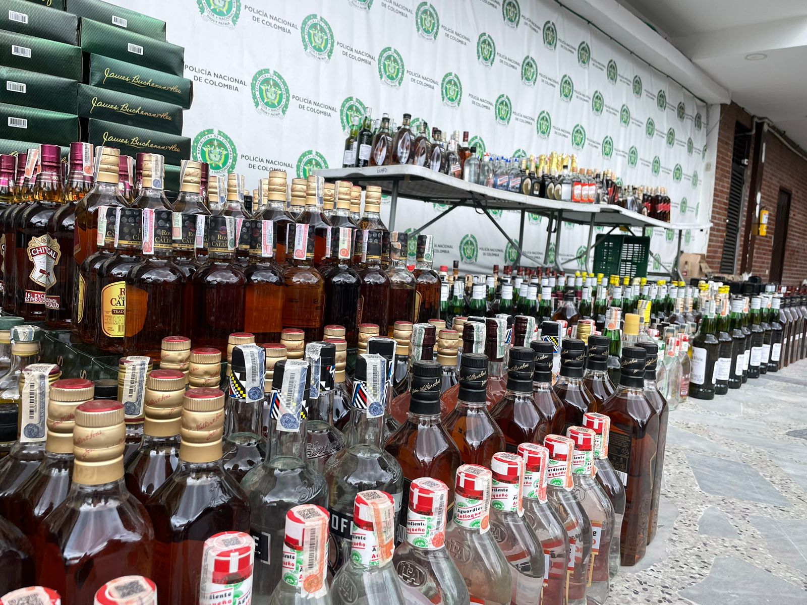 Policía incauta licor adulterado en Bogotá