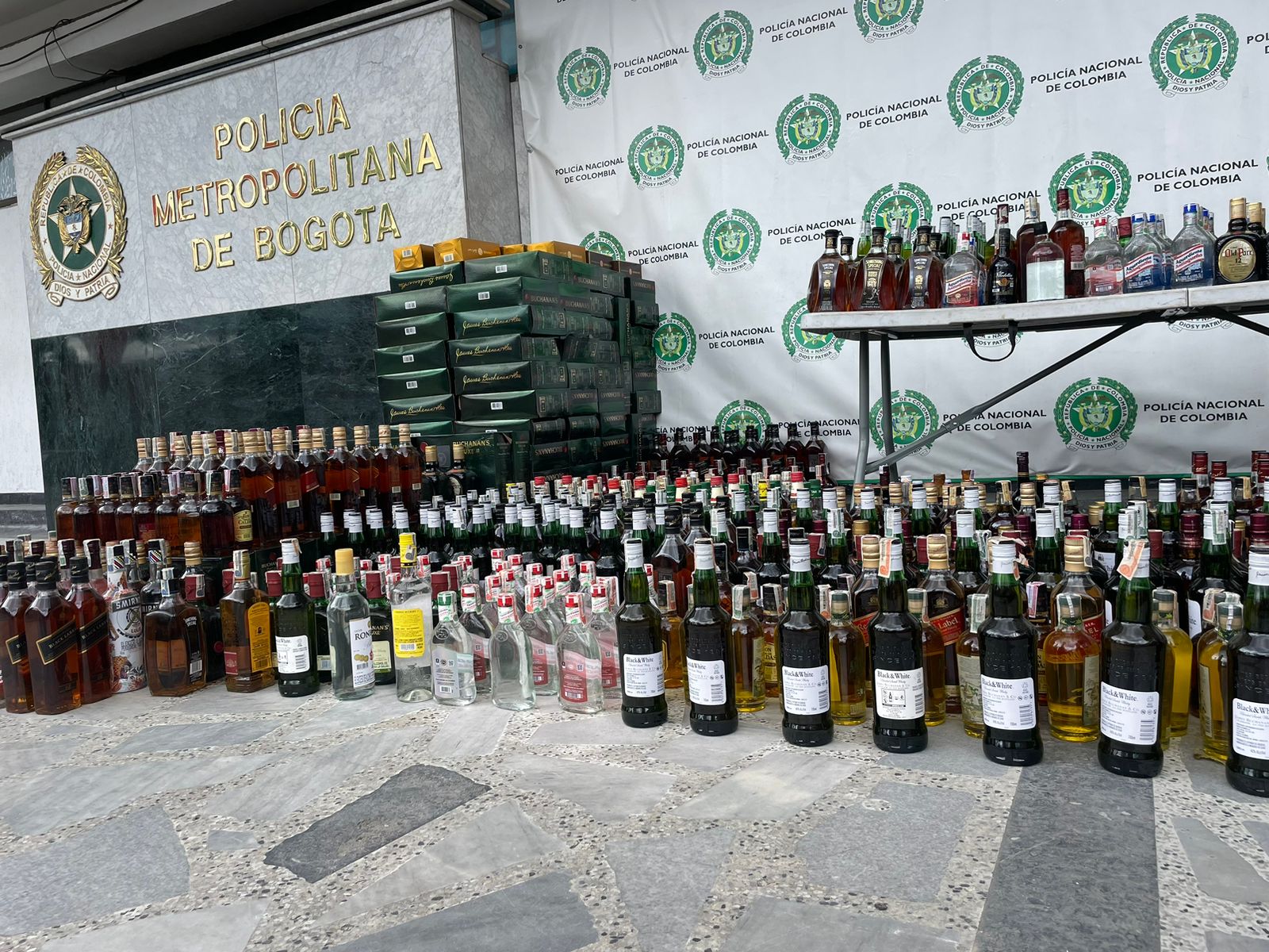 Autoridades incautan 3.600 botellas de licor adulterado en Bogotá