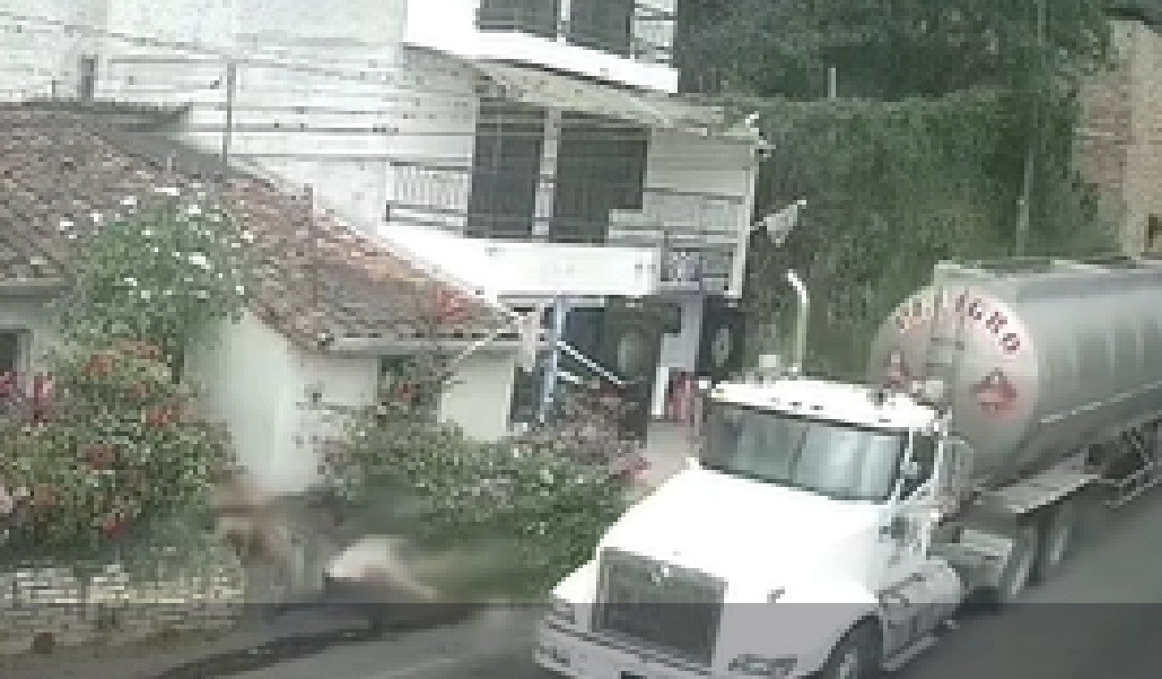 Impresionante video del momento en que bebé es atropellado por una tractomula