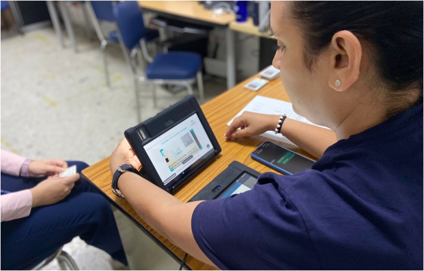 Ciudadano realizando trámite