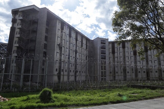 Encontraron 32 celulares y 7 armas blancas en pabellón de la Picota