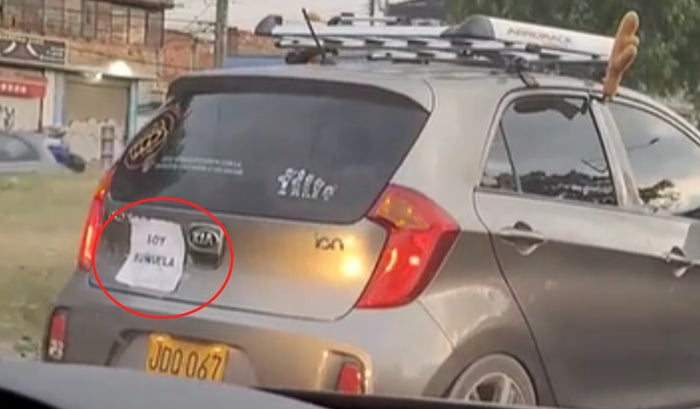 Estrenó su licencia y fue escoltada por sus amigas