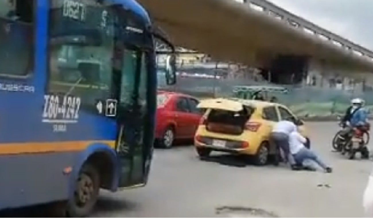 [Video] Taxista y conductor se fueron a los traques en plena vía de Bogotá: Tremenda intolerancia