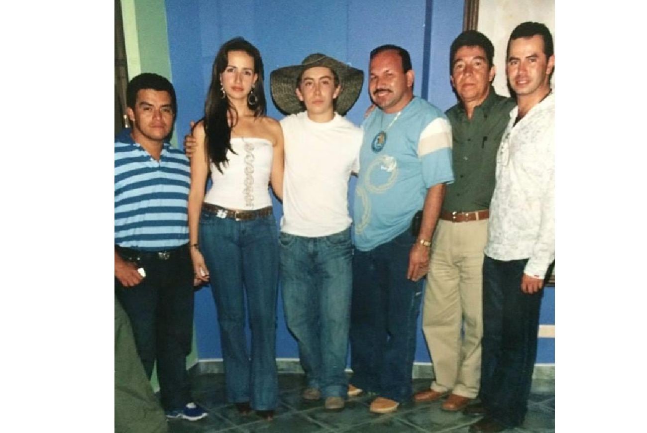 Jhonny Rivera en sus inicios junto a más artista de la música popular, a su lado se encuentra el Charrito Negro