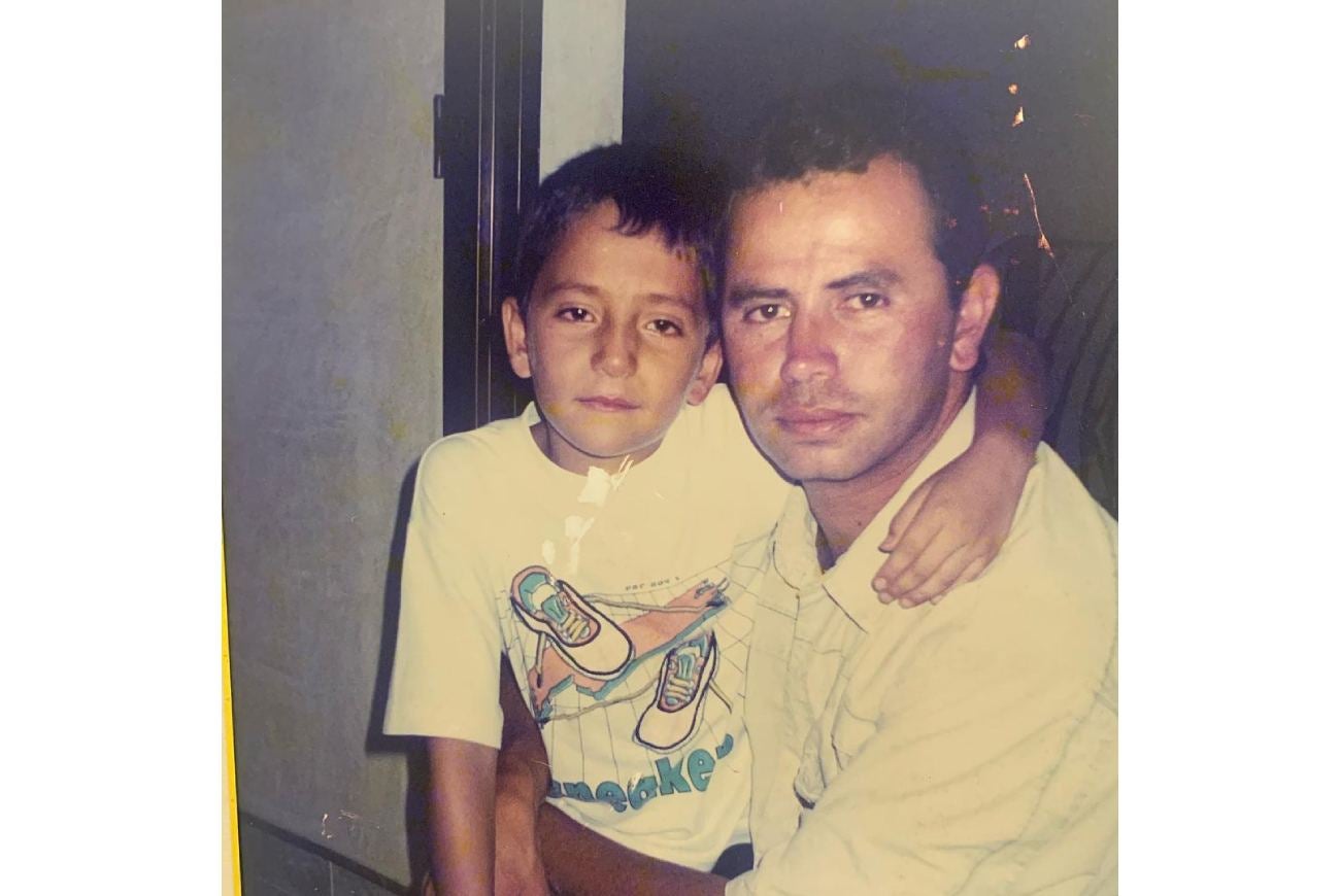 Jhonny Rivera abrazando a su hijo Andy cuando era un niño