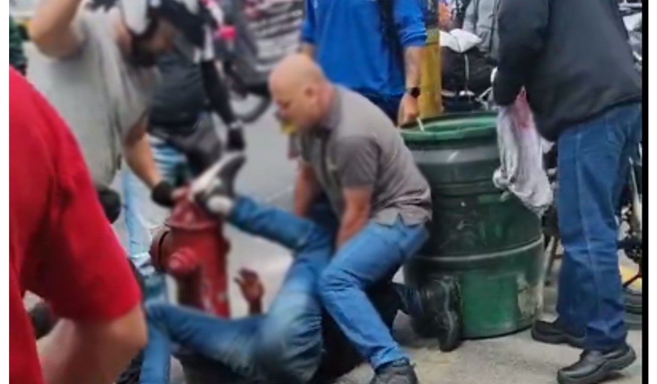 Justicia por mano propia: Paloterapia a ladrón que pillaron robando