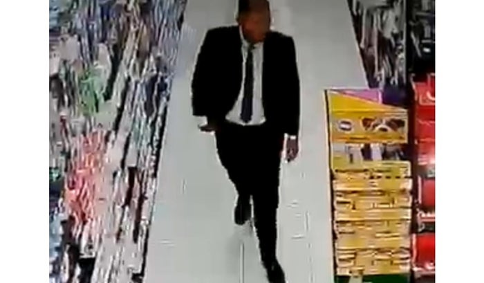 Ladrón en corbata robando desodorantes en supermercado en Usaquén