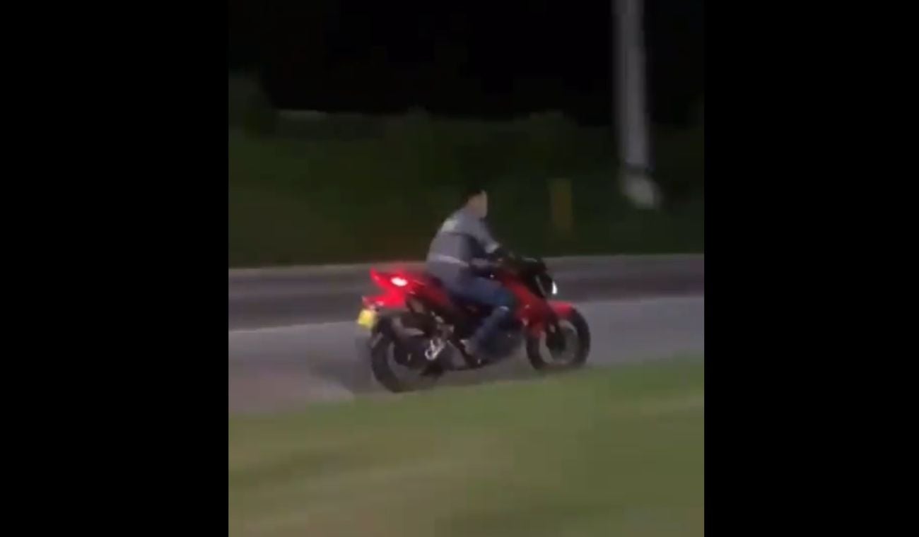 Motociclista sin casco en Piedecuesta