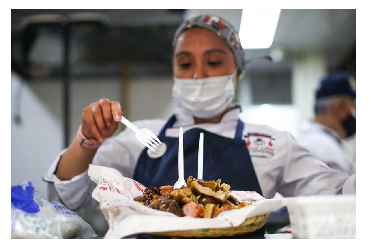 Mujer con una picada colombiana en sus manos