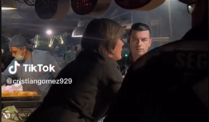 Mujer se agarra por unas papas en un restaurante